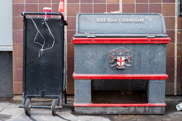 ein mülleimer in der innenstadt von london