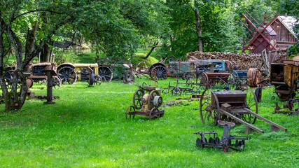 Obraz na płótnie Canvas Old agricultural machines in the courtyard of the farm 