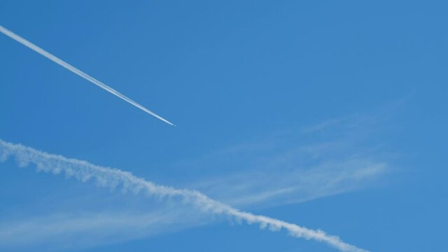 動画素材：青空と飛行機雲
