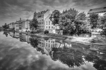 kamieniczki Starego Miasta w Opolu zwane Opolską Wenecją, fotografia czarno-biała  © Henryk Niestrój