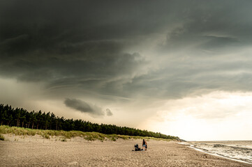 nadciągająca burza na plaży na wybrzeżu morza