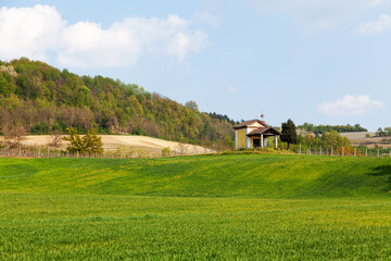 Fototapeta na wymiar Litlle chapel dedicated at San Siro, in Piedmont, North Italy