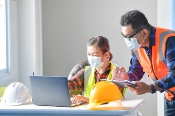 Pfemale inspectors and architects discuss with head engineer about construction project