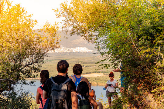 Trekking al tramonto in riva al lago