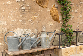 arrosoir,arrosoirs,panier,provence,sud,france,décoration,décor,extérieur,design,mur,pierre,maison,personne © Hervé Marcilloux