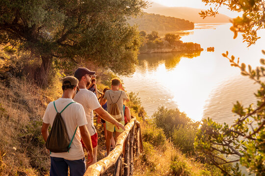 Trekking al tramonto in riva al lago