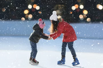 Fotobehang Mother and daughter spending time together at outdoor ice skating rink © New Africa