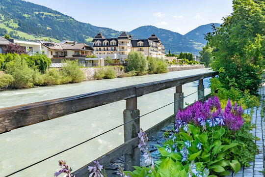 Stadt in Lienz Osttirol, Österreich - Ansicht des Flusses inmitten von Bäumen gegen Himmel