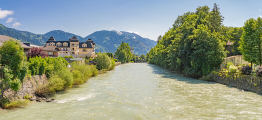 Fototapeta na wymiar Stadt in Lienz Osttirol, Österreich - Ansicht des Flusses inmitten von Bäumen gegen Himmel