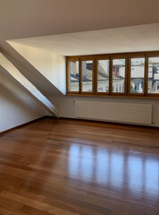 Baie vitr&eacute;e dans un appartement vide