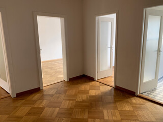 Hall desservant plusieurs pièces d'un appartement vide