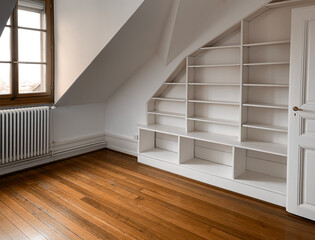 Biblioth&egrave;que int&eacute;gr&eacute;e dans un appartement vide