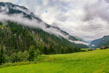 Naklejka premium Gebirge / Alpenlandschaft im Defereggental bei Sankt Jakob, Nationalpark Hohe Tauern, Osttirol, Tirol, Österreich