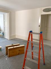Escabeau de peintre en b&acirc;timent