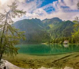 kristallklarer Antholzer See (Ahrntal) im Obertal in Südtirol Italien am Alpen Naturpark Riesenferner-Ahrn