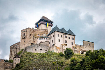 Fototapeta na wymiar Trencin Castle on a cloudy day shit from the city centre