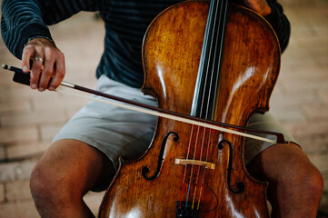 Cellist spielt Musik auf einem Cello mit Bogen.