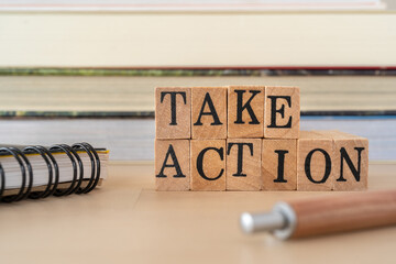 行動を起こす｜「TAKE ACTION」と書かれたスタンプ