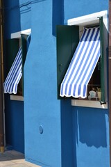 Fenêtre typique Burano. Maison colorée, façade bleue.