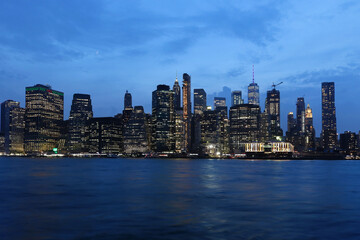 Fototapeta premium Manhattan skyline over river