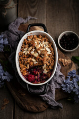 crumble aux framboises, myrtilles et amandes