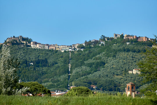 Vista dal basso di Montecatini Alto con la ferrovia della Funicolare e il percorso vita nel mezzo.