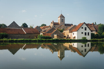 Obraz premium un village ancien et son reflet dans un canal. Les reflets d'un vieux village dans une rivière.