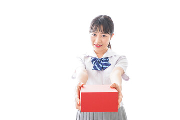 プレゼントを渡す学生