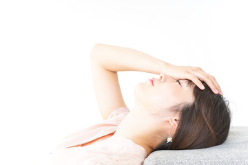 Obraz premium 体調不良で横たわる若い女性