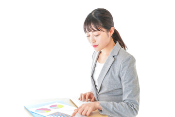 オフィスでデスクワークをする若いビジネスウーマン