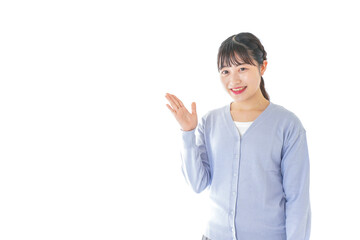 指を指す若い女性