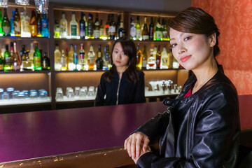 バーカウンターに座る女性