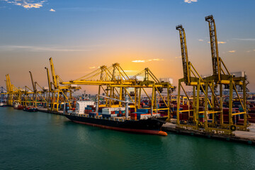 Naklejka premium Containers ship and shipping ports logistic load unloading by crane industry and business service shipping import export goods transportation of international by container ship large in ocean water