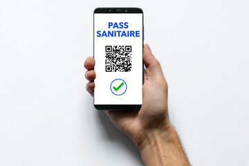 Un homme présente son téléphone portable pour faire scanner son qr code en guise de pass sanitaire