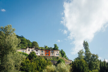 Paysage d'un village sur une colline avec un ciel nuageux. Des maisons en hauteur en Provence