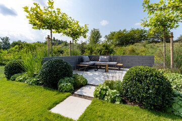 moderne Sitzecke im Garten
