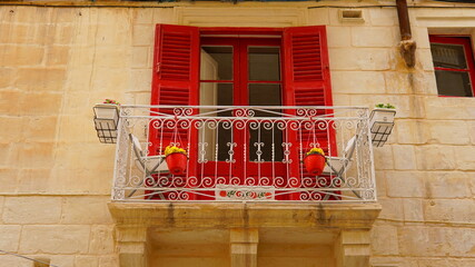 czerwony balkon