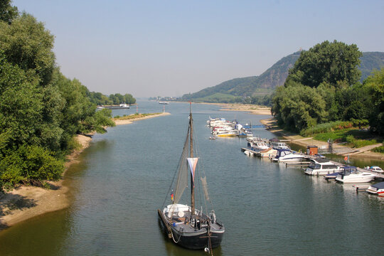 Schiffe und Boote auf und am Rhein
