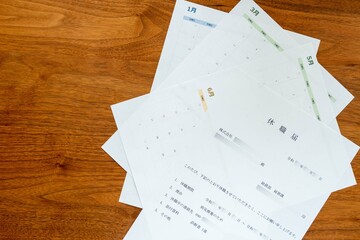 病気療養のための休職届と休職期間を予定するためのカレンダー（右）