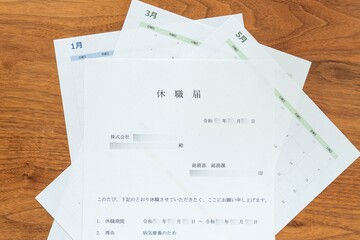 病気療養のための休職届と休職期間を予定するためのカレンダー（中央）