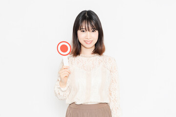 OKのプラカードを持って立っている女性