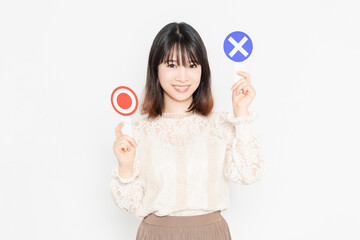 NGのプラカードを持って立っている女性