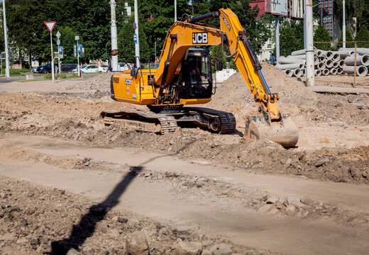 yellow digger of the type JCB