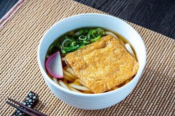 アツアツのきつねうどん