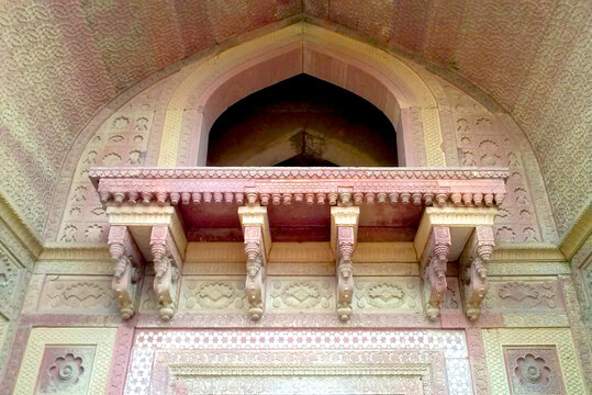 A picture of the artistically carved wall, depicting Islamic architecture of medieval India, at Sikandra, Agra, which is a famous tourist destination. 