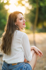 Chica joven en parque natural al atardecer