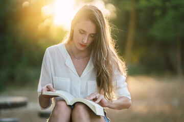 Chica joven en parque natural al atardecer