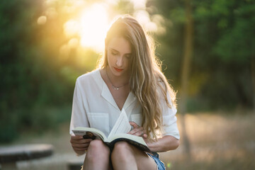 Chica joven en parque natural al atardecer