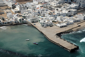 Fotografía aérea del puerto y pueblo de La Caleta eb la costa norte de Lanzarote, Canarias