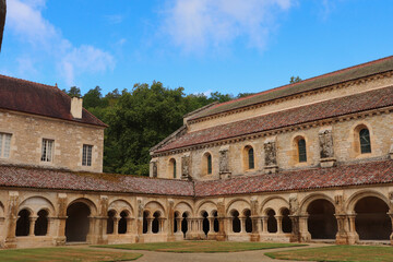 Fototapeta premium Bourgogne - Côte-d'Or - Abbaye de Fontenay - Le Cloitre et l'ancien chauffoir
